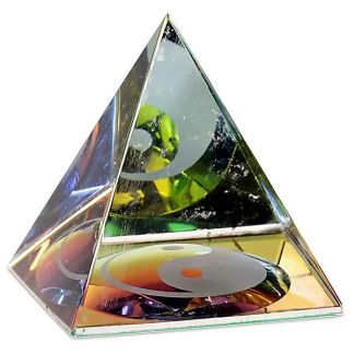 Pirámide de Cristal con el Símbolo Yin-Yang