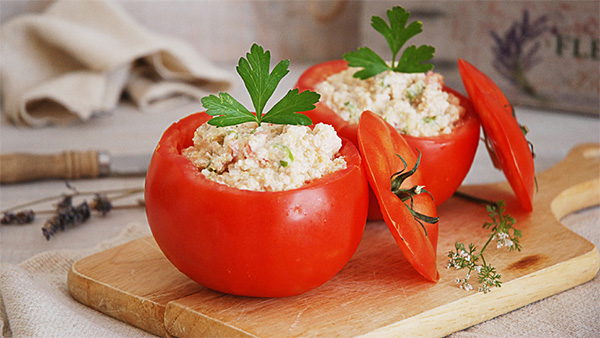 Tomates rellenos presentados